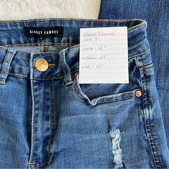 Almost famous size 5, distressed skinny jeans - Picture 10 of 10